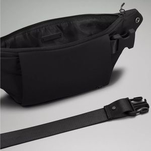 Lululemon Multi Pocket Belt Bag, Black